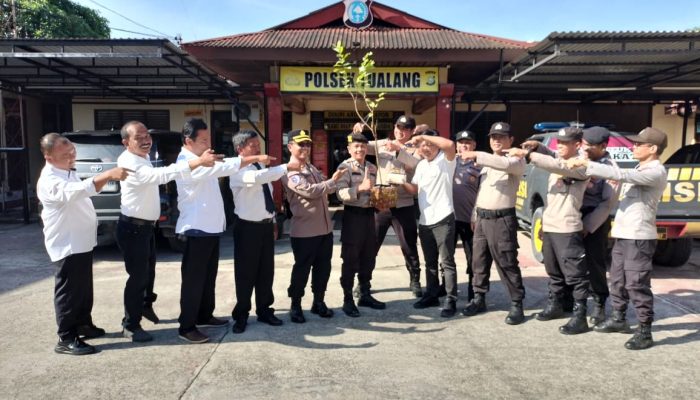 Kapolsek Tualang Beri Kado Bibit Pohon Kepada Personil, Gaungkan Semangat Green Policing