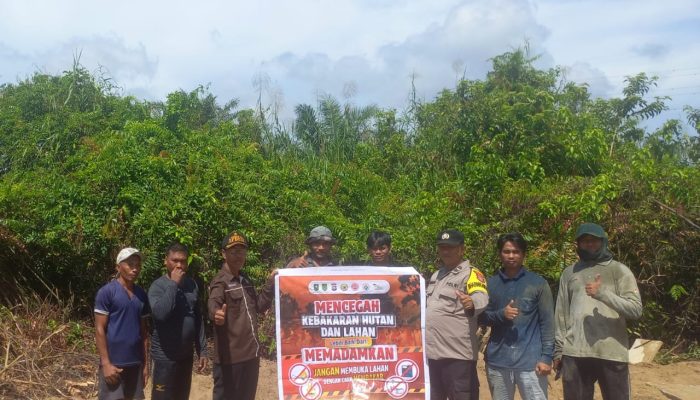 Bhabinkamtibmas Polsek Tempuling Gencarkan Patroli Karhutla, Edukasi Warga Larangan Membakar Lahan