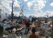 Kebakaran hebat terjadi di kawasan Pasar Bom, Pulau Kijang, pada Pukul 11.10 wib