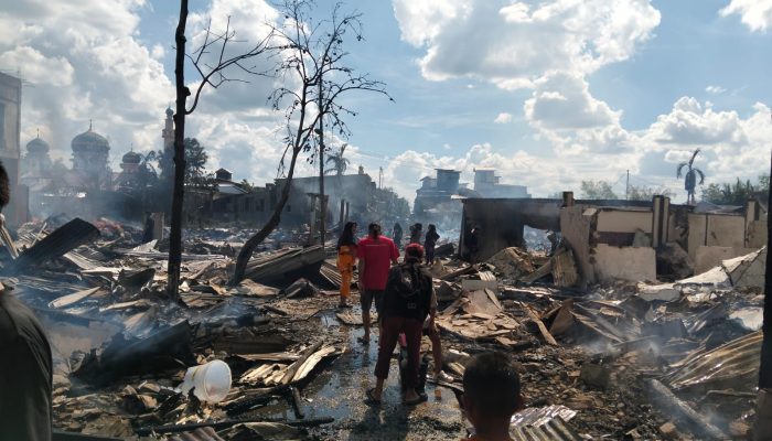 Kebakaran hebat terjadi di kawasan Pasar Bom, Pulau Kijang, pada Pukul 11.10 wib