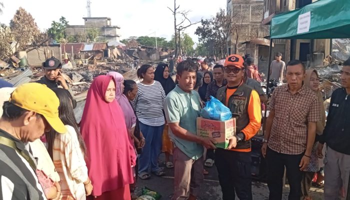 Inhil Berduka, Bupati Inhil, Herman Bergerak Cepat Instruksikan Penyaluran Logistik untuk 106 Rumah Korban Kebakaran Pulau Kijang