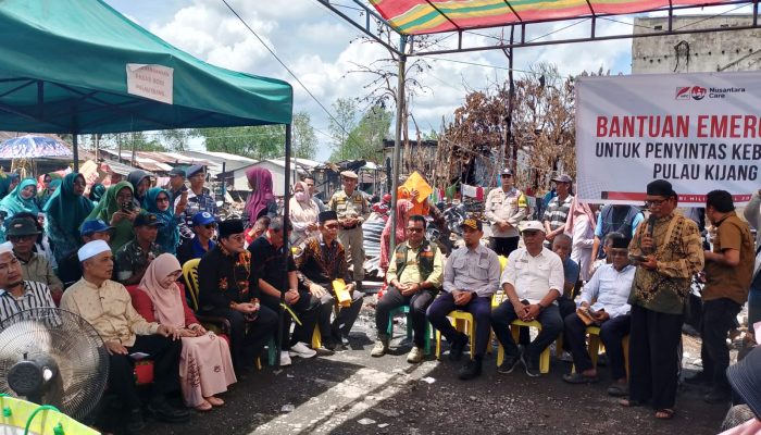 Hadir di Tengah Puing Kebakaran Pulau Kijang, Bupati Inhil, Herman Salurkan Bantuan Ratusan Juta dan Ajak Dunia Usaha Bahu-Membahu