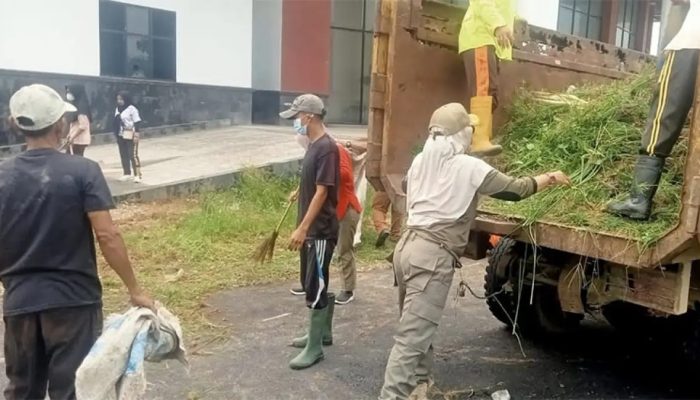 Ratusan Anggota Satpol PP dan Damkar Rohul Goro Selasa Bersih, Dukung Gerakan Indonesia ASRI
