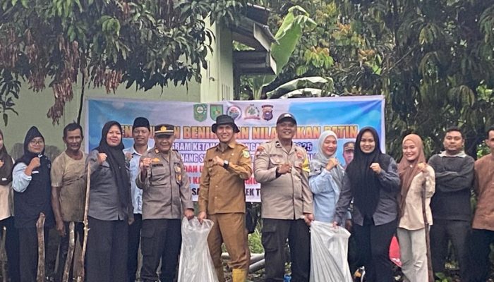 Perkuat Ketahanan Pangan, Polsek Tualang Tebar 8.000 Bibit Ikan Patin di Kampung Pinang Sebatang Barat