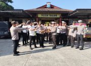 Jadikan Lingkungan Yang Asri. Kapolsek Tualang Berikan Bibit Pohon Kepada Personil Yang Berulang Tahun