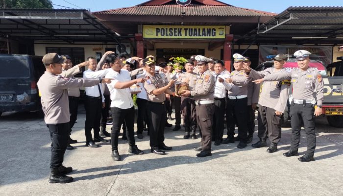 Jadikan Lingkungan Yang Asri. Kapolsek Tualang Berikan Bibit Pohon Kepada Personil Yang Berulang Tahun