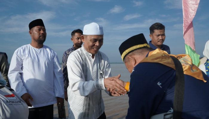 Bupati Inhil Herman Lepas 307 JCH Kloter 7 di Masjid Agung Al-Huda Tembilahan, Suasana Haru Iringi Keberangkatan