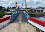 Polsek Kempas Rampungkan Renovasi Jembatan Menuju SD 012 Rumbai Jaya