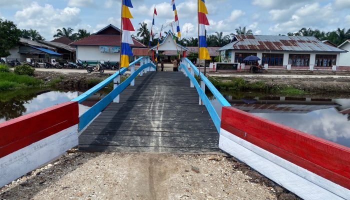Polsek Kempas Rampungkan Renovasi Jembatan Menuju SD 012 Rumbai Jaya