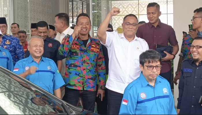 Ketua F.SPTI PD. Riau Dedi Kusnedi Sambut Kedatangan Menteri Lingkungan Hidup Muhammad Jumhur Hidayat, di Bandara Syarif Qasim Pekanbaru