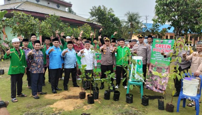 Kolaborasi Polsek Tualang dan Ponpes Fataha Hijaukan Lingkungan Lewat Green Policing
