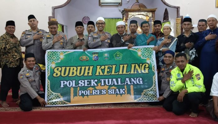 Subuh Keliling Penuh Makna, Kapolsek Tualang Berbagi Bibit Pohon di Masjid Ittihadul Muslimin