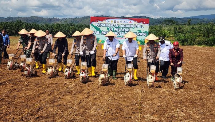 “Wakapolda Riau Pimpin Penanaman Jagung di Rokan Hulu dan Tegaskan Strategi Polri Hadapi Tantangan Era Digital