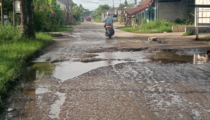 Bertahun-tahun Rusak Parah, Jalan Pekan Arba Tembilahan Kerap Sumbang Kecelakaan bagi Pengendara