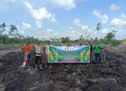 Polsek Sungai Batang Nandur Jagung Bersama Kelompok Tani Dukung Swasembada Pangan 2026