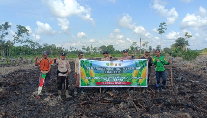 Polsek Sungai Batang Nandur Jagung Bersama Kelompok Tani Dukung Swasembada Pangan 2026