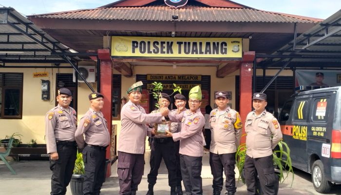 Tanamkan Semangat Penghijauan, Kapolsek Tualang Beri Bibit Pohon ke Personel yang Ultah