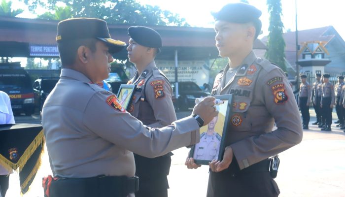 KAPOLRES INDRAGIRI HILIR AKBP FAROUK OKTORA S.H, S.I.K, PIMPIN GELAR UPACARA PTDH TERHADAP DUA PERSONEL