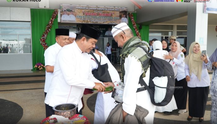 Penuh Haru, Wakil Bupati Rohul Sambut Kepulangan Jemaah Haji Kloter 8.