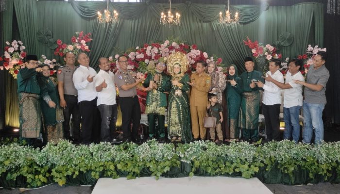 Awali Kehidupan Baru dengan Menanam Harapan, Polsek Tualang Serahkan Bibit Pohon kepada Pengantin