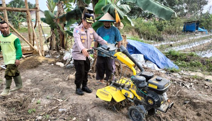 Kapolsek Tualang Lakukan Penggemburan Lahan Jagung di Pondok Pesantren Abu Huroiroh Menggunakan Hand Tractor Dukung Ketahanan Pangan*