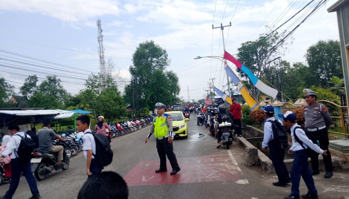 Polres Inhil Hadir Layani Masyarakat, Sat Lantas Amankan Kepulangan Anak Sekolah di Tembilahan