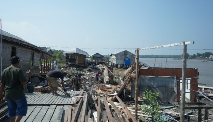 Bupati Herman Tinjau Lokasi Abrasi di Tanah Merah, Salurkan Bantuan dan Siapkan Langkah Penanganan Jangka Panjang