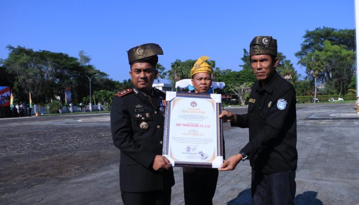 DPC GRANAT Inhil Beri Piagam Penghargaan untuk Kapolres dan Kasat Res Narkoba