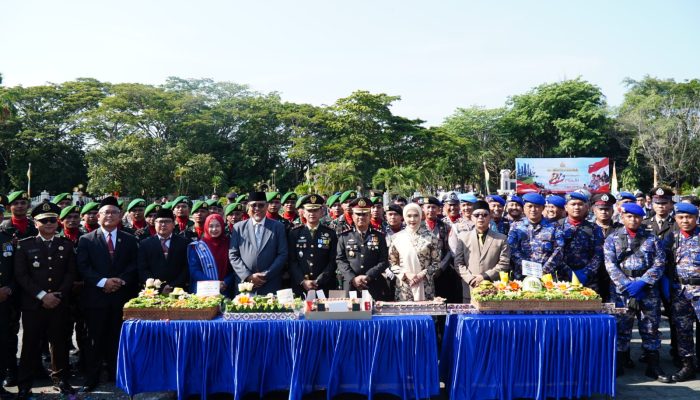 Hadiri Hari Bhayangkara ke-80, Dandim 0314/Inhil Serahkan Tumpeng kepada Kapolres