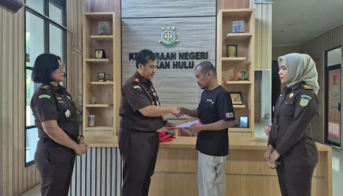 Kejari Rohul Bebaskan 2 Tersangka dari Tahanan Lewat Restorative