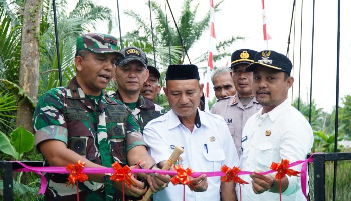 ​Sinergi TNI dan Rakyat, Danrem 031/WB Resmikan Jembatan Perintis Garuda di Indragiri Hilir