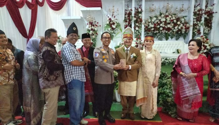 Green Policing di Hari Bahagia, Polsek Tualang Hadiahkan Bibit Pohon untuk Pengantin