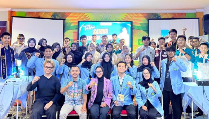 Tingkatkan Literasi Digital, Kukerta UNRI Gelar Talkshow “Saring Sebelum Sharing” di SMAN 1 Tembilahan
