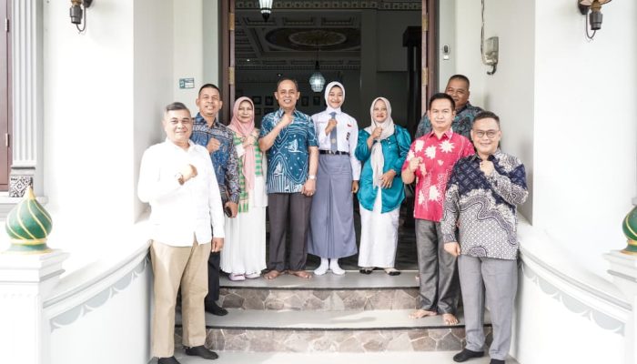 Bupati Herman dan Ketua TP-PKK Inhil Lepas Keberangkatan Arifa Rahma Maulydha ke Jakarta, Wakili Riau sebagai Paskibraka Nasional 2026