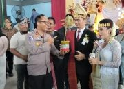 Kapolsek Tualang Serahkan Bibit Pohon kepada Pengantin Baru, Wujudkan Kepedulian Lingkungan Lewat Momen Pernikahan
