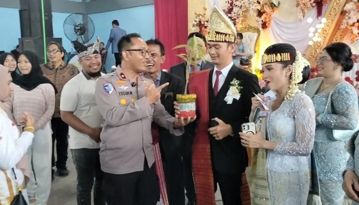 Kapolsek Tualang Serahkan Bibit Pohon kepada Pengantin Baru, Wujudkan Kepedulian Lingkungan Lewat Momen Pernikahan