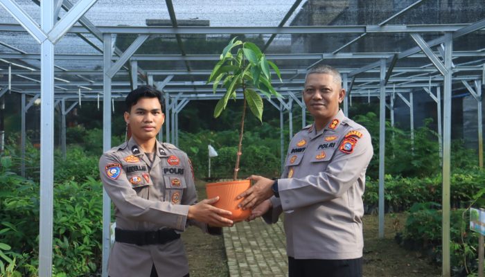 Kapolres Indragiri Hilir Bersama PJU Cek Bank Pohon dan Berikan Hadiah Pohon kepada Personel yang Berulang Tahun