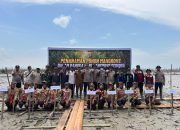 Polsek Kateman Tanam 200 Bibit Mangrove Peringati Hari Mangrove Sedunia 2026