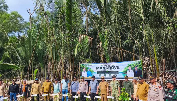 Peringati Hari Mangrove Se-Dunia, Polres dan Kodim 0314/Inhil Gelar Penanaman Pohon Serentak di Sapat