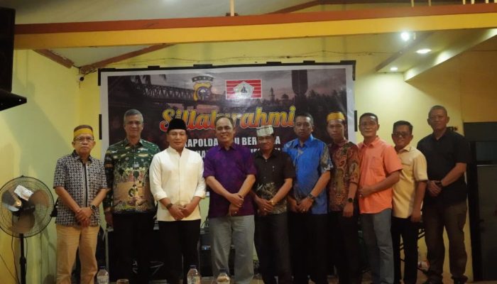 Bupati Indragiri Hilir (Inhil), Herman, dampingi Kapolda Riau, Irjen Pol Herry Heryawan, silaturahmi bersama Kerukunan Keluarga Sulawesi Selatan (KKSS), pada Rabu (30/7) malam, di Rumah Makan Pondok Indragiri, Tembilahan.