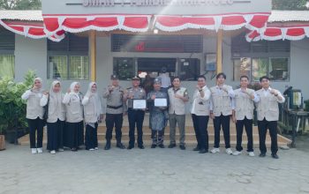 Jadi Pembina Upacara di SMAN 1 Tembilahan Hulu, Kapolsek Ajak Pelajar Wujudkan Generasi Emas 2045 dan Jauhi Pengaruh Negatif