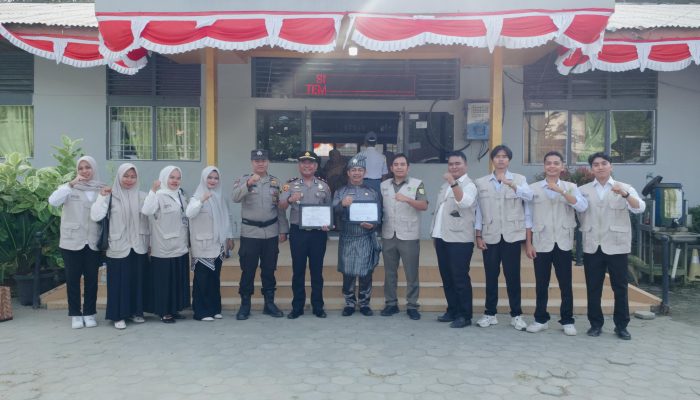 Jadi Pembina Upacara di SMAN 1 Tembilahan Hulu, Kapolsek Ajak Pelajar Wujudkan Generasi Emas 2045 dan Jauhi Pengaruh Negatif