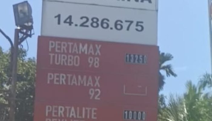 Diduga, pemilik SPBU km 40 minas, bermain minyak subsidi dengan pengusaha mafia minyak. Masyarakat minta Kapolda Riau. “tangkap Pemilik SPBU,”