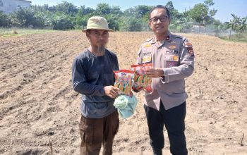 Kapolsek Tualang Serahkan Bibit Jagung Pipil, Dukung Swasembada Pangan di Lahan Ponpes Abu Huroiroh