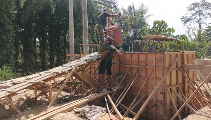 Kodim 0314/Inhil Genjot Pembangunan Jembatan Gantung Perintis Garuda Demi Kelancaran Akses Warga