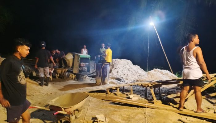 Lembur hingga Malam, Personel Kodim0314/Inhil dan Warga Pacu Progres Pembangunan Jembatan Perintis Garuda di Kemuning