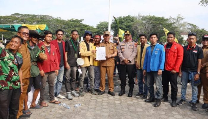 Terima Tuntutan Aksi Aliansi Mahasiswa dan Rakyat Soal Harga Kelapa, Bupati Herman Minta Dukungan Bersama