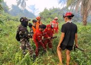 Personel Kodim 0314/Inhil Bersama Tim Gabungan Berjibaku Padamkan Karhutla di Sungai Beringin