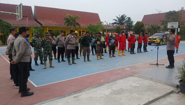 Kapolsek Tualang Pimpin Apel Pendinginan Karhutla, Libatkan Seluruh Stakeholder di Kampung Tualang