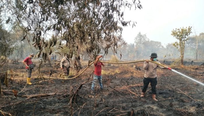 Kapolsek Tualang Turun Langsung Pendinginan Karhutla di Kampung Tualang, Gandeng Seluruh Stakeholder